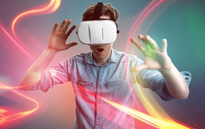 Mann mit Virtual Reality Brille in der Virtuellen Realität